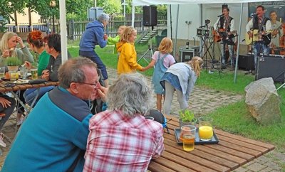Rocco Löser (links) und Marc Tyson aus Schlettau gastierten am Mittwochabend im Biergarten der Erdbeerschänke in Leubnitz-Forst. 