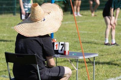 Bei dem warmen Wetter mussten nicht nur die Sportler, sondern auch die Schiedsrichter auf ausreichend Sonnenschutz achten.