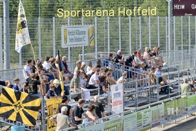 Rund 70 Zuschauer, die zum Teil ordentlich Lärm machten, fanden den Weg in die Sportarena Hoffeld.