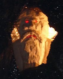 In einer Höhle taucht immer wieder ein mit seinen rot leuchtenden Augen böse wirkender Berggeist auf.