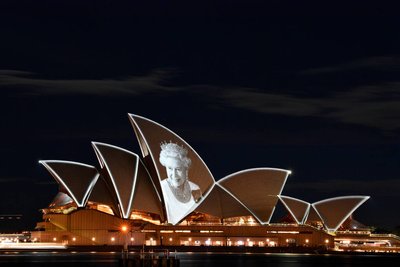 Auch die Australier sind in Trauer: Ein Porträt der Queen erstrahlt weithin sichtbar an der Oper in Sydney.  