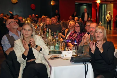 Gut gelaunt verfolgten die Partygäste das turbulente Geschehen auf der Bühne und im Saal.