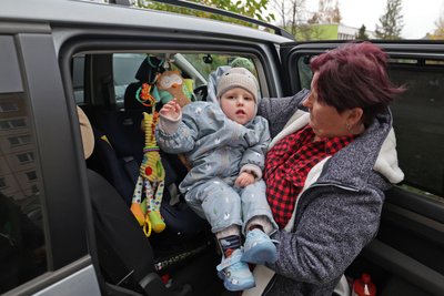 Marie Stegbauer setzt Tyger-Noel behutsam ins Auto. Der Touran ist allerdings schon mächtig in die Jahre gekommen und müsste dringend ersetzt werden.