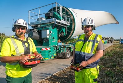 Manuel Deistler (l.) und Ralph Teyssler steuern mit Fingerspitzengefühl die Windradflügel-Transporte durch das Erzgebirge. 