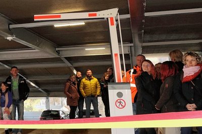 Die Zufahrtsschranke - hier am Tag der Parkhauseinweihung - ist seit Donnerstag kaputt. 