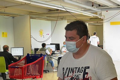 Kenny Göbel vom DRK hat am Dienstag die Technik für die neue Impfstrecke im Impfzentrum in Mittweida installiert. 