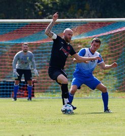 Denny Nixdorf vom VfB Annaberg (r.) im Zweikampf mit Meeranes Kapitän Felix Petzold. Im Hintergrund schaut Tommy Meyer genau hin, der als Offensivmann diesmal das Tor hüten musste. 