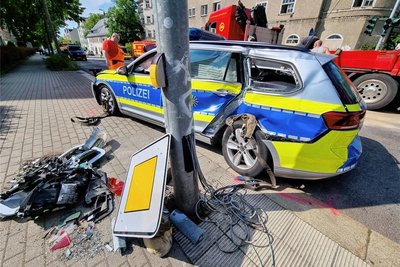 Ein Polizeiauto ist auf der B 174 in einen Unfall verwickelt worden. Es stieß mit einem anderen Wagen zusammen.
