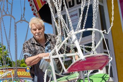 Martin Hammerschmidt ist mit 78 Jahren der dienstälteste Schausteller des Rummels - hier am Kettenkarussell.