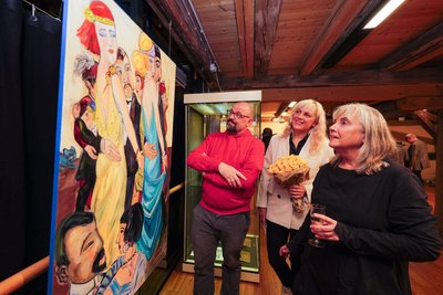 Die Künstler Jörg Piesendel, Julia Kotenko und Antje Schlaud in der Ausstellung „Inspiration Spitze“ im Plauener Malzhaus. Sie ist bis 23. November zu sehen.