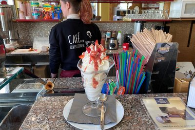 Im Café der Generationen an der Wasserturmstraße in Freiberg ist der Erdbeereisbecher sehr beliebt.