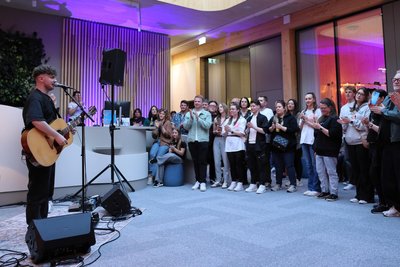 TONI bei einem Wohnzimmerkonzert in Aue.