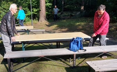 Auf der Fläche des Festgeländes vor der Waldbühne aktiv sind auch Fritz Kaiser, links und Werner Sieber. Sie geben dem Gelände mit Bänken und Tischen den Charakter eines zünftigen Frühschoppens.