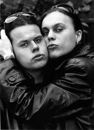 Junge Gruftis in den 90ern: Bassist Mikko Paananen und Sänger Ville Valo von der finnischen Band HIM beim WGT in Leipzig.