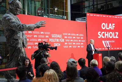Bundeskanzler Olaf Scholz spricht bei der sogenannten „ Wahlsiegkonferenz“ zu den Delegierten der SPD. Links neben seinem Rednerpult die Skulptur von SPD-Legende Willy Brandt.