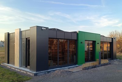 Ein 24/7-Container-Laden der Firma „Dein Schopp“ steht in Burgkemnitz (Sachsen-Anhalt).