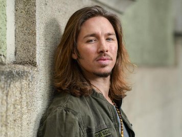            Der Sänger Gil Ofarim lehnt an einer Hauswand.