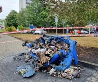 In Höhe Gablenz-Center brannte eine Papiertonne. Auch die Rasenfläche an der Tonne wurde in Mitleidenschaft gezogen. 