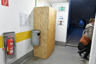 Nachdem der Parkscheinautomat an der Schillerstraße aufgebrochen worden ist, wurde er nun gesichert. Foto: Eckardt Mildner