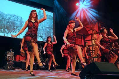 Die Damen vom TVF-Showballett legten im Stil der Goldenen Zwanziger Jahre eine glamouröse Tanznummer hin.
