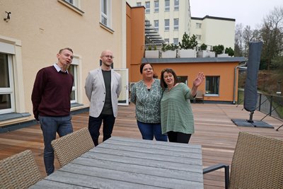 Tom Wrobel, Christian Schreyer, Madleen Dörfler und Elke Männel (v. links) sind froh darüber, dass sie den Bewohnern eine großzügige Terrasse bieten können.