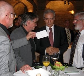 Wolfgang Horlbeck (l.) überreicht Ministerpräsident Stanislaw Tillich (2. v. r.) im Beisein von Christian Pöllmann und Volker Liskowsky (r.) eine Tex-Postkarte.