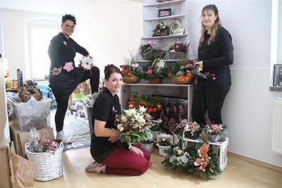 Dominique Dickmann, Verena Kolbe und Isabell Naumann (von links) haben ihren Arbeitsbereich momentan vom Blumenladen in eine Mietwohnung verlegt.