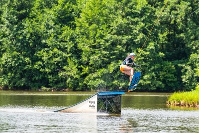 Kicker werden die Sprungschanzen genannt, auf denen die Wakeboarder abspringen.