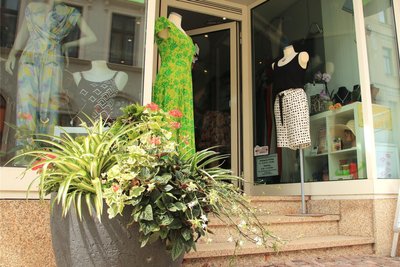 Perfekt kombiniert: Blumenschmuck und Sommerkleid bilden eine farblich harmonische Einheit.