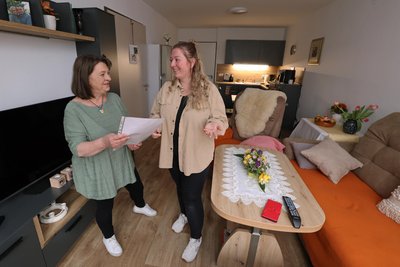 Die Pflegedienstleiterinnen Elke Männel (links) und Celine Leidholdt in einer bereits von den Mietern eingerichteten Service-Wohnung.