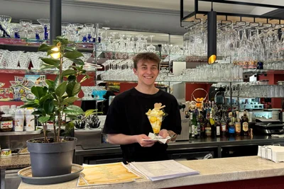 Artem Ivaniuta, arbeitet in „Tanjas Café“ am Freiberger Obermarkt.