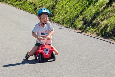 Anton startete in der jüngsten Rennklasse: Bobbycar.