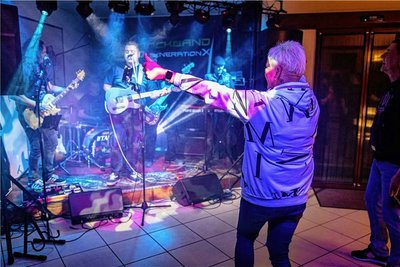 Die Zwönitzer Band DGenerationX spielte zum Saisonauftakt im Burgstädter Club Dämmerschoppen. 