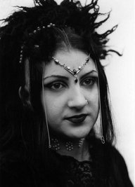 Treffen-Besucherin im klassischen Grufti-Look der frühen Jahre.