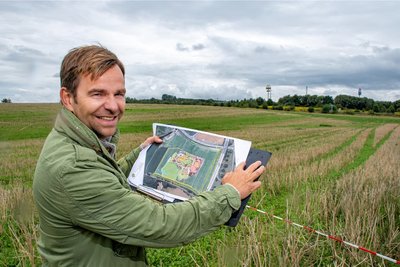 Investor Robert Dahl noch vor Baubeginn mit dem Plan für Karls Erlebnis-Dorf, das bis zum Frühjahr 2024 bei Döbeln entstehen soll.