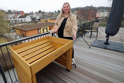 Pflegedienstleiterin Celine Leidholdt freut sich darüber, dass es auf der Terrasse ein unterfahrbares Hochbeet gibt. So können auch Rollstuhlfahrer bequem gärtnern.