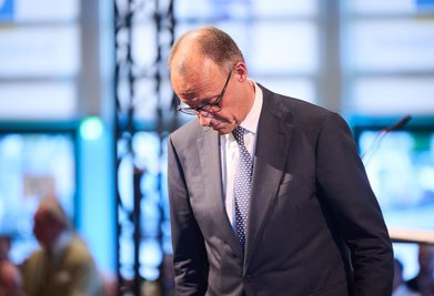 Bundeskanzler Friedrich Merz nimmt an der Veranstaltung „80 Jahre Neheim-Hüstener Programm“ in der Schützenhalle Hüsten teil.