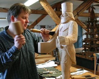  Ingolf Gleisl, der Leiter der Schnitzschule "Paul Schneider" im Haus des Gastes "Erzhammer", arbeitet derzeit an einem Bergmann. 