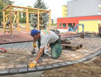 Pflasterarbeiten am Bolzplatz