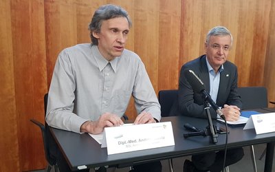 Andreas Lonitz, amtierender Amtsarzt der Kreisgesundheitsbehörde (links), und Landrat Rolf Keil (CDU) beim Pressegespräch im Landratsamt des Vogtlandkreises.