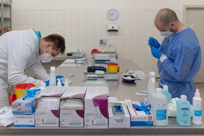 Impfzentrum Annaberg Buchholz. Im Bild vl: Apotheker Rudi Clauß, Hauptfeldwebel Phillipp Gambe