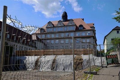 So sieht es aktuell am Elsterberger Schulzentrum aus. Die Turnhallenbaustelle ist verwaist. 