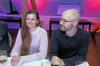 Cindy Hebert und René Kaczorowski vom TSV Schwarz-Weiß bringen den Kandidatinnen das Tanzen bei. 