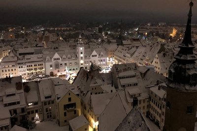 Weihnachtliches Flair: Tief verschneit zeigt sich in diesem Jahr die Stadt Freiberg mit ihrem Christmarkt.