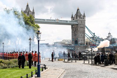 96 Böllerschüsse wurden im ganzen Land wie hier am Tower von London abgegeben - einer für jedes Lebensjahr von Elizabeth II.  