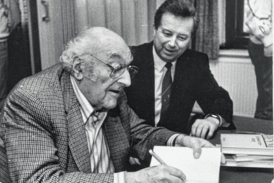 Autor Stefan Heym Mitte der 1990er-Jahre in Schwarzenberg. Neben ihm der damalige Bürgermeister Klaus Knauer. Im Ratskeller kam Heym mit dem Signieren seines Romans "Schwarzenberg" kaum nach. 