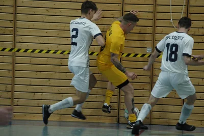 Als Außenseiter traten die Kicker des SV Geringswalde beim Hausdorfer Budenzauber an. Zum Schluss gewannen Oliver Otto (M.) und seine Teamkollegen das Spiel um Platz 7 gegen den SV Naunhof mit 3:0.