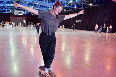 Beim Longboard Dance werden elegante Bewegungen auf dem Board vollführt.