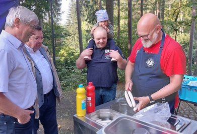 Der Lionsclub Flöha/Augustusburg hatte am Sonntag zum musikalischen frühschoppen eingeladen. Auf der Waldbühen bereiten Steuerberater Jens Hörhold die Weißwürstchen vor. 