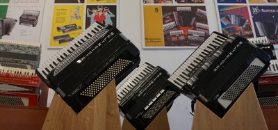 Klingenthaler Weltmeister-Akkordeons im Harmonikamuseum Zwota. 